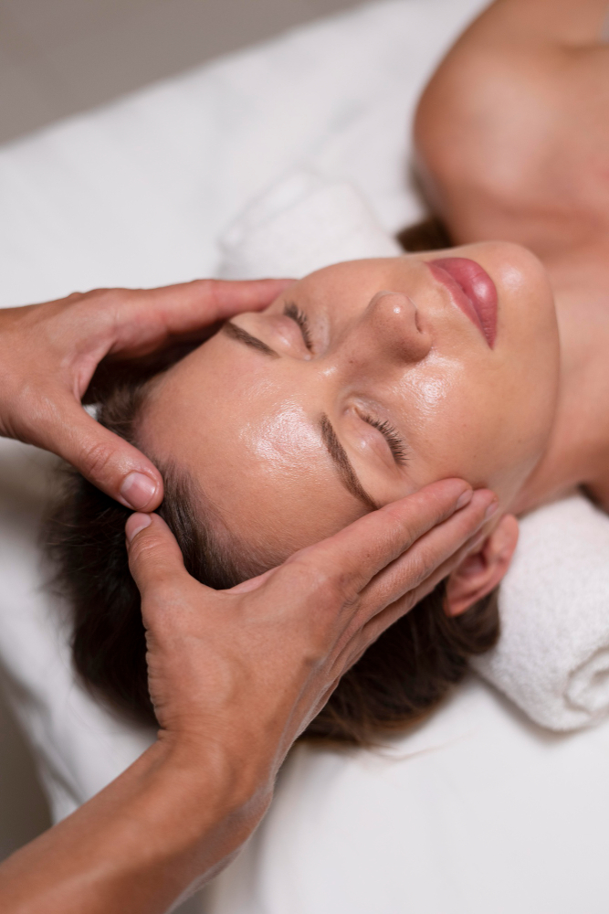 femme qui se fait masser la tête
